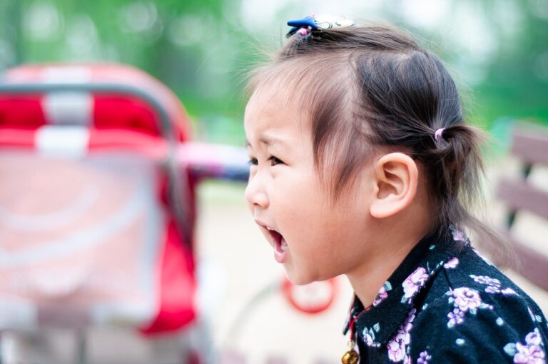 2歳児が髪の毛のカットを嫌がる時はどうする!?保育士が教える切らせてくれないときの対処方法やおすすめの切り方を紹介！ | たくろぐ